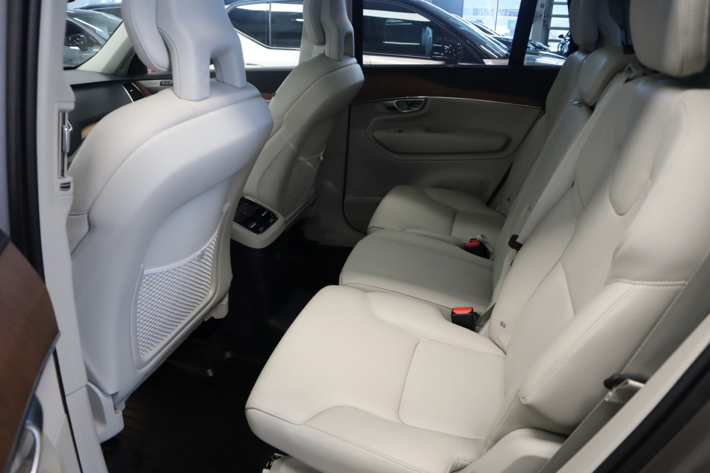 Esittelykuva VOLVO XC90 lataushybridiautosta.