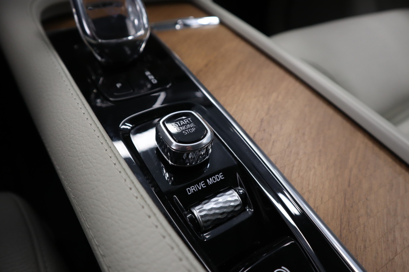 Esittelykuva VOLVO XC90 lataushybridiautosta.