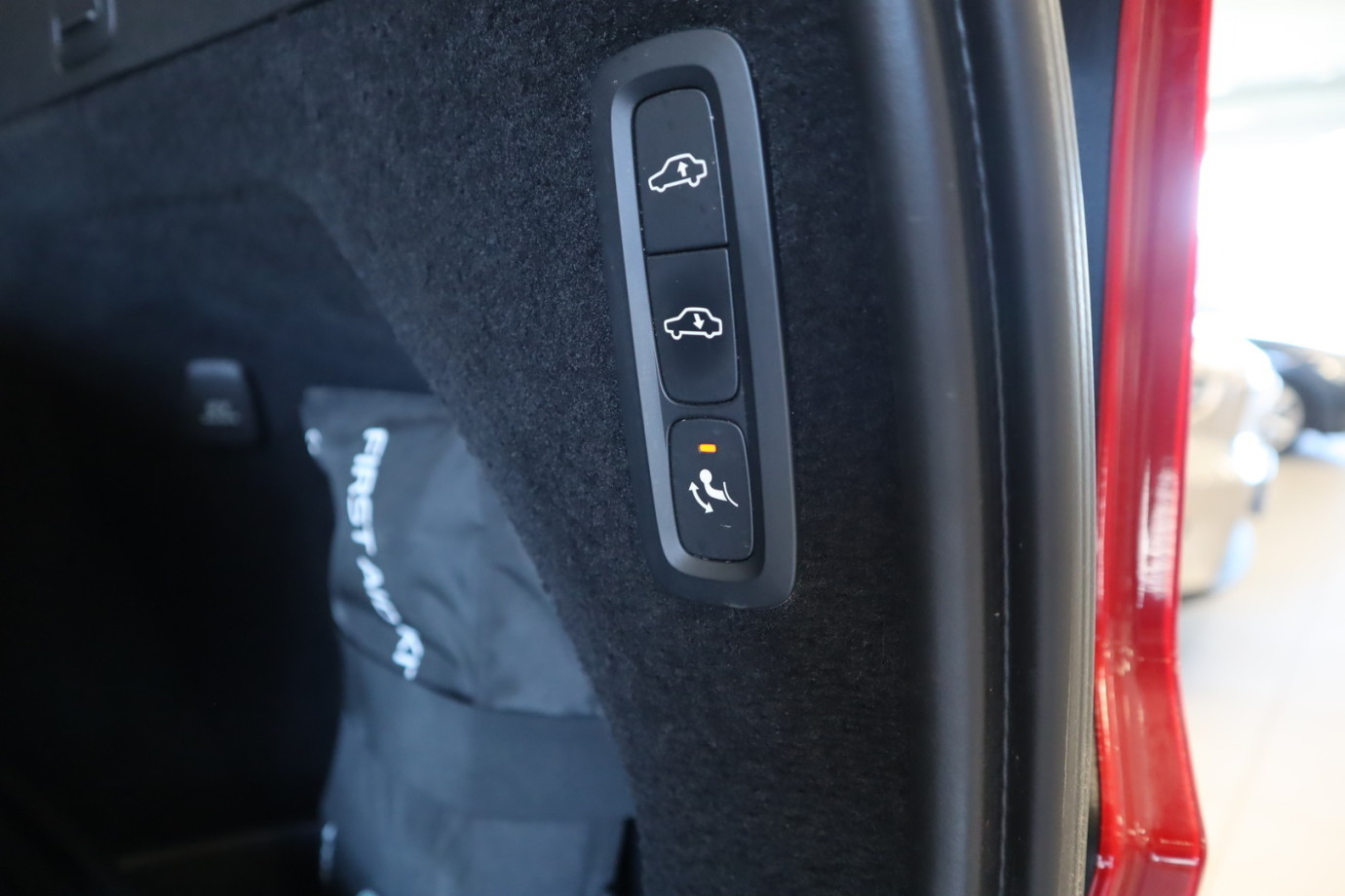 Esittelykuva VOLVO XC90 lataushybridiautosta.