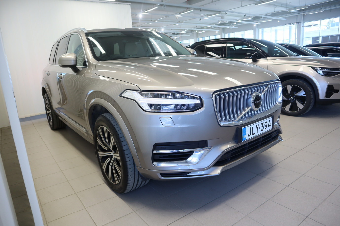 Esittelykuva VOLVO XC90 lataushybridiautosta.