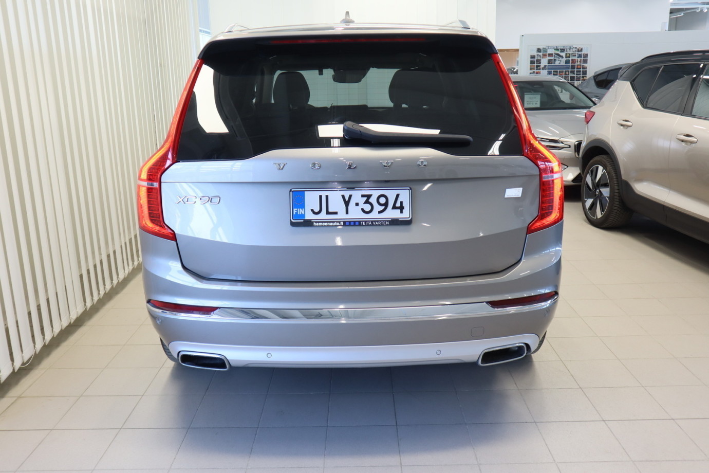 Esittelykuva VOLVO XC90 lataushybridiautosta.