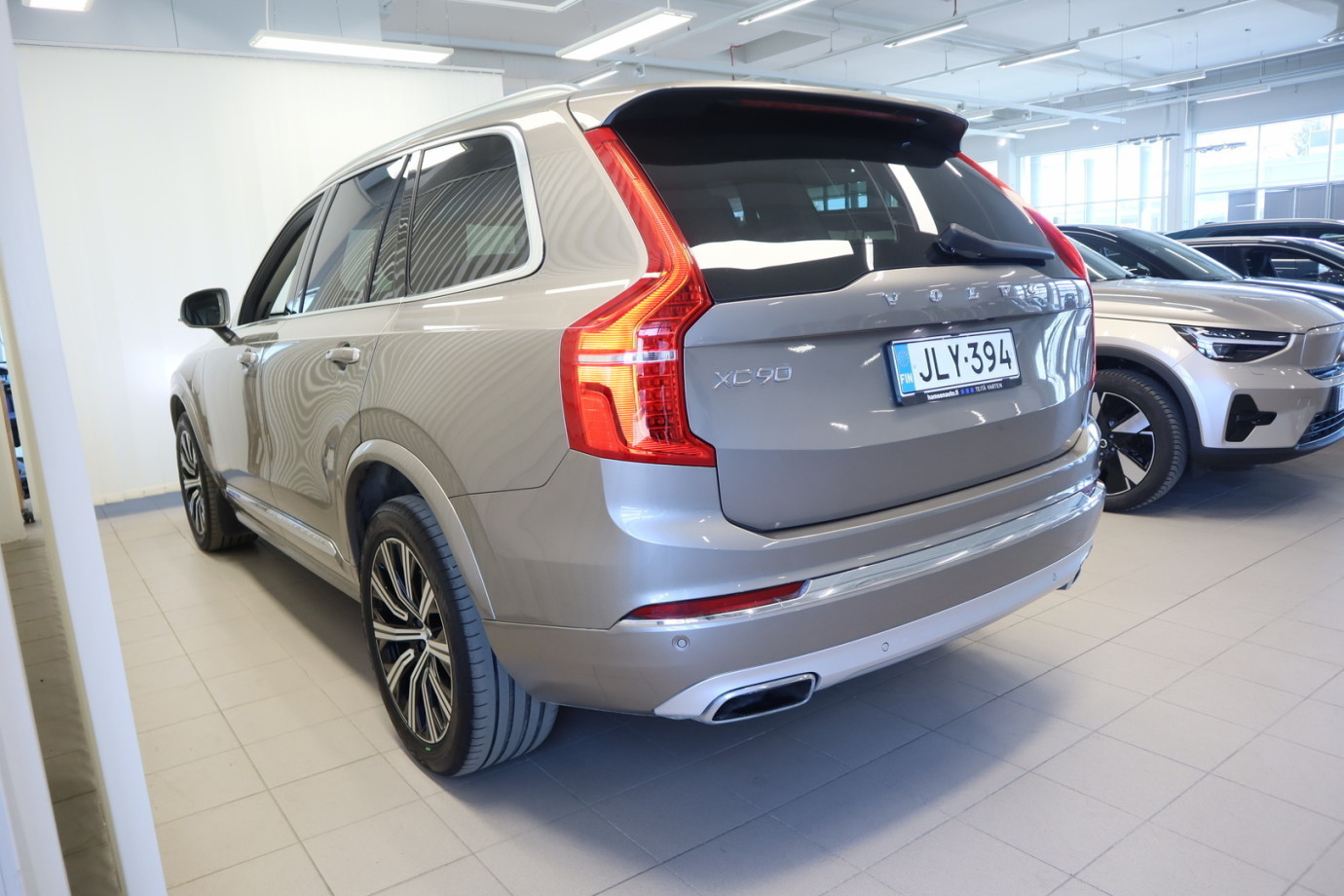 Esittelykuva VOLVO XC90 lataushybridiautosta.