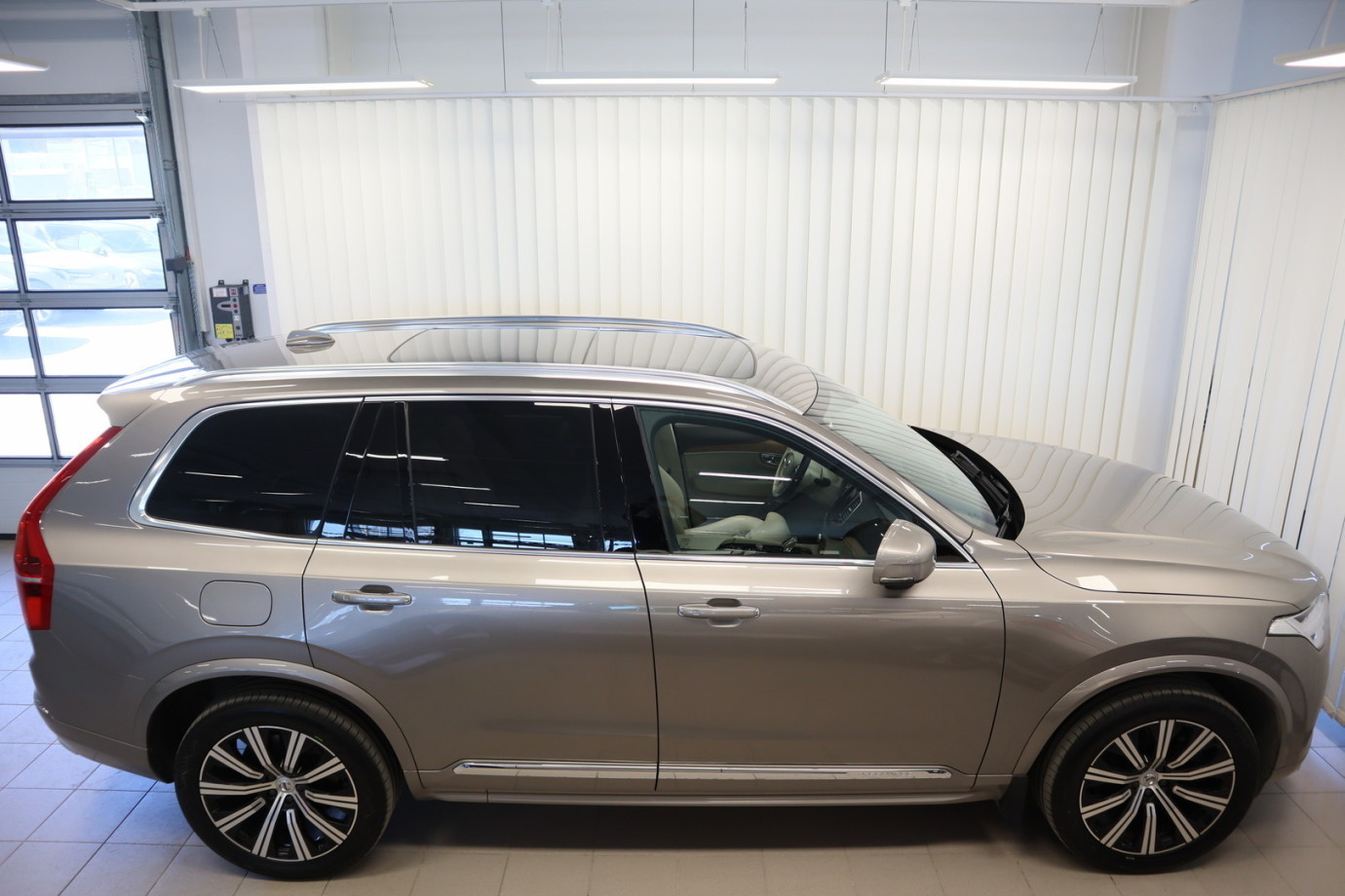 Esittelykuva VOLVO XC90 lataushybridiautosta.
