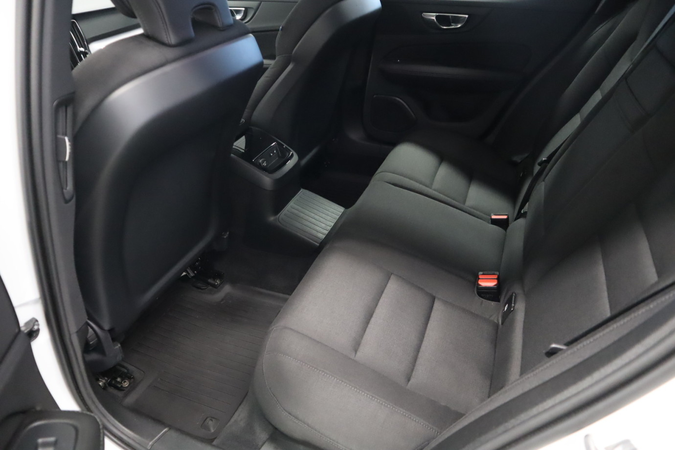 Esittelykuva VOLVO V60 kevythybridiautosta.