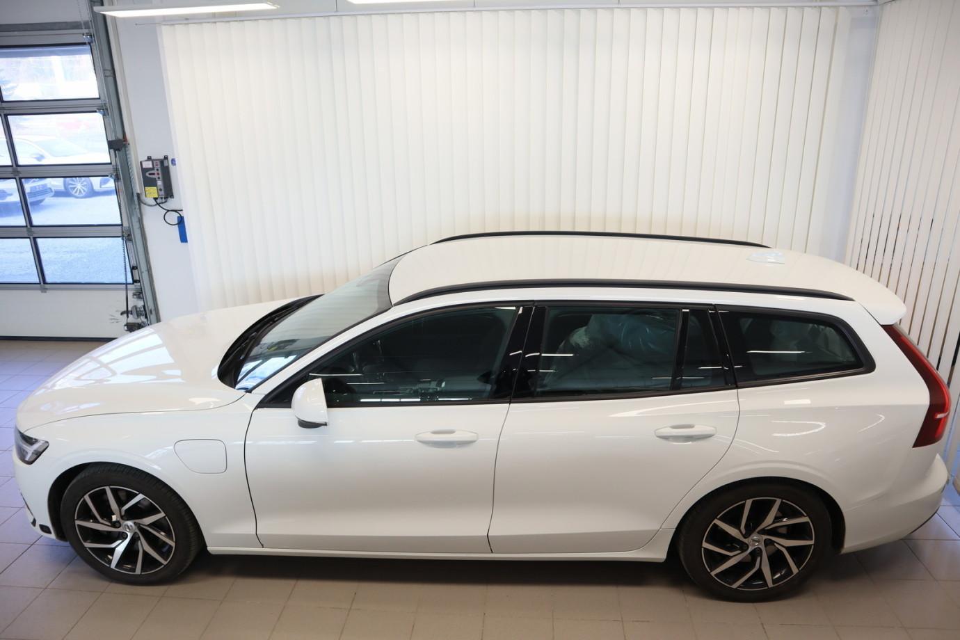 Esittelykuva VOLVO V60 kevythybridiautosta.