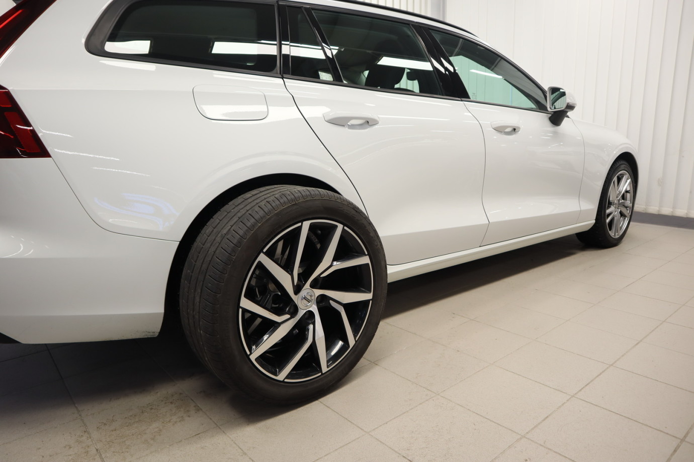 Esittelykuva VOLVO V60 kevythybridiautosta.