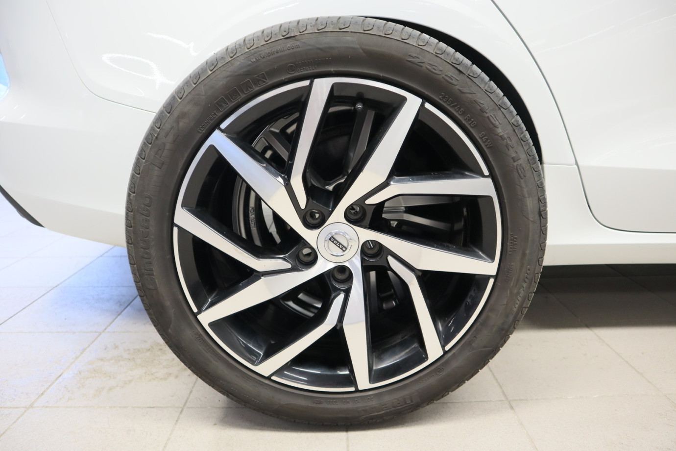 Esittelykuva VOLVO V60 kevythybridiautosta.