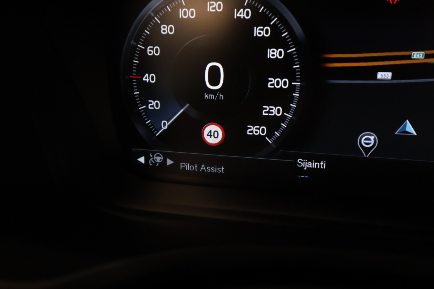 Esittelykuva VOLVO V60 kevythybridiautosta.