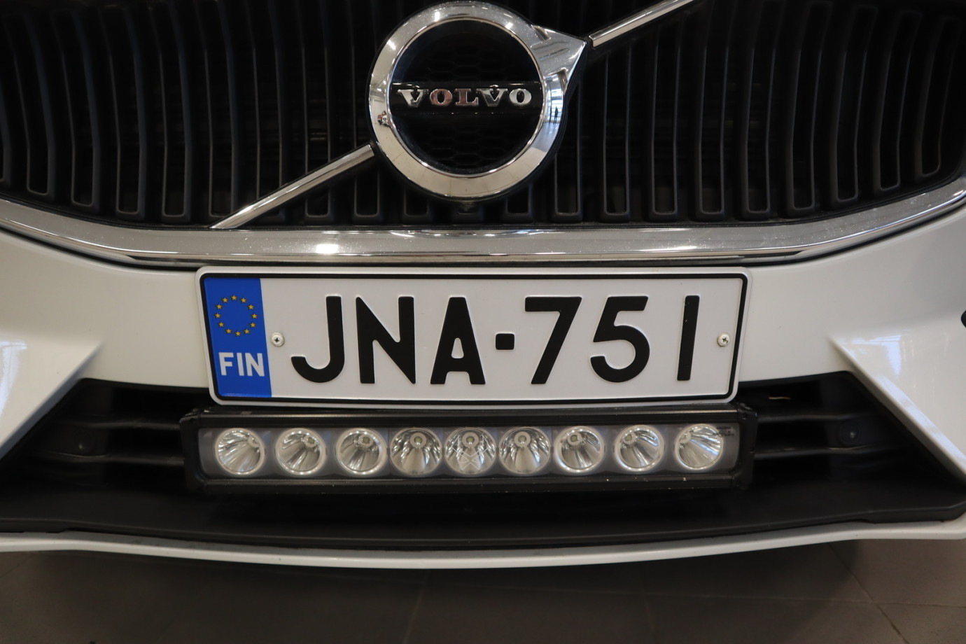 Esittelykuva VOLVO V60 kevythybridiautosta.