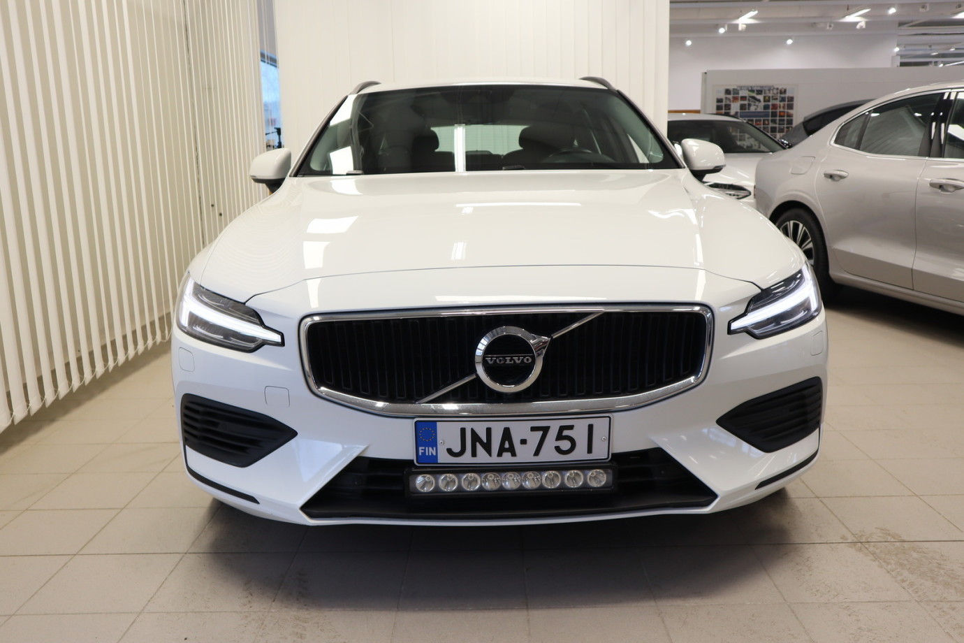 Esittelykuva VOLVO V60 kevythybridiautosta.