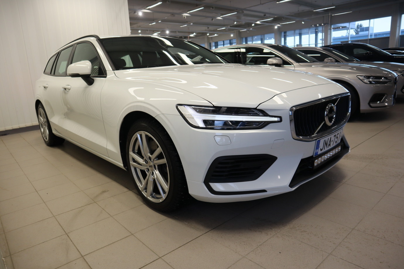 Esittelykuva VOLVO V60 kevythybridiautosta.