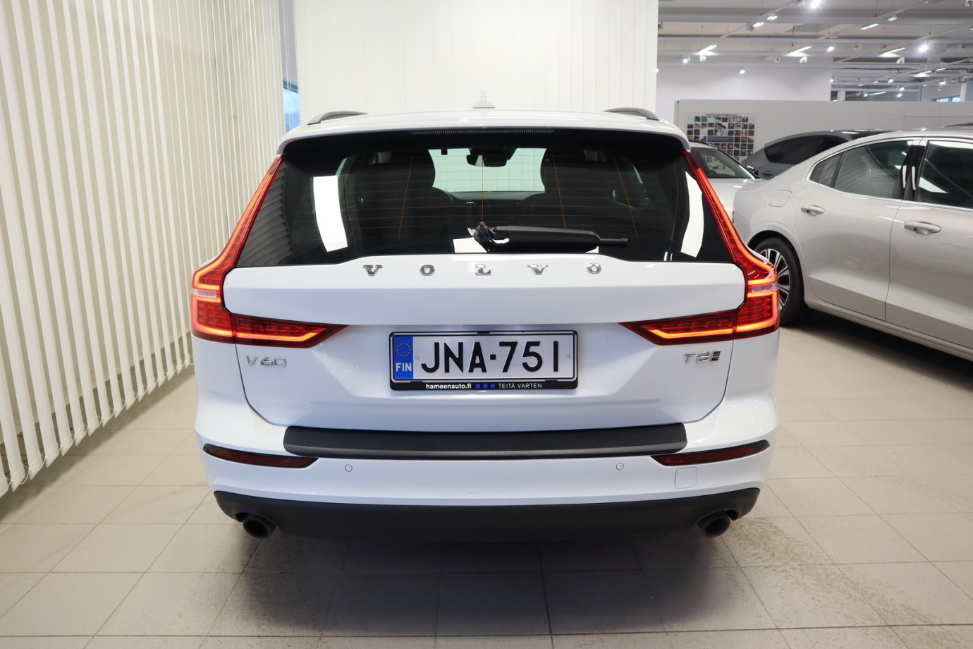 Esittelykuva VOLVO V60 kevythybridiautosta.