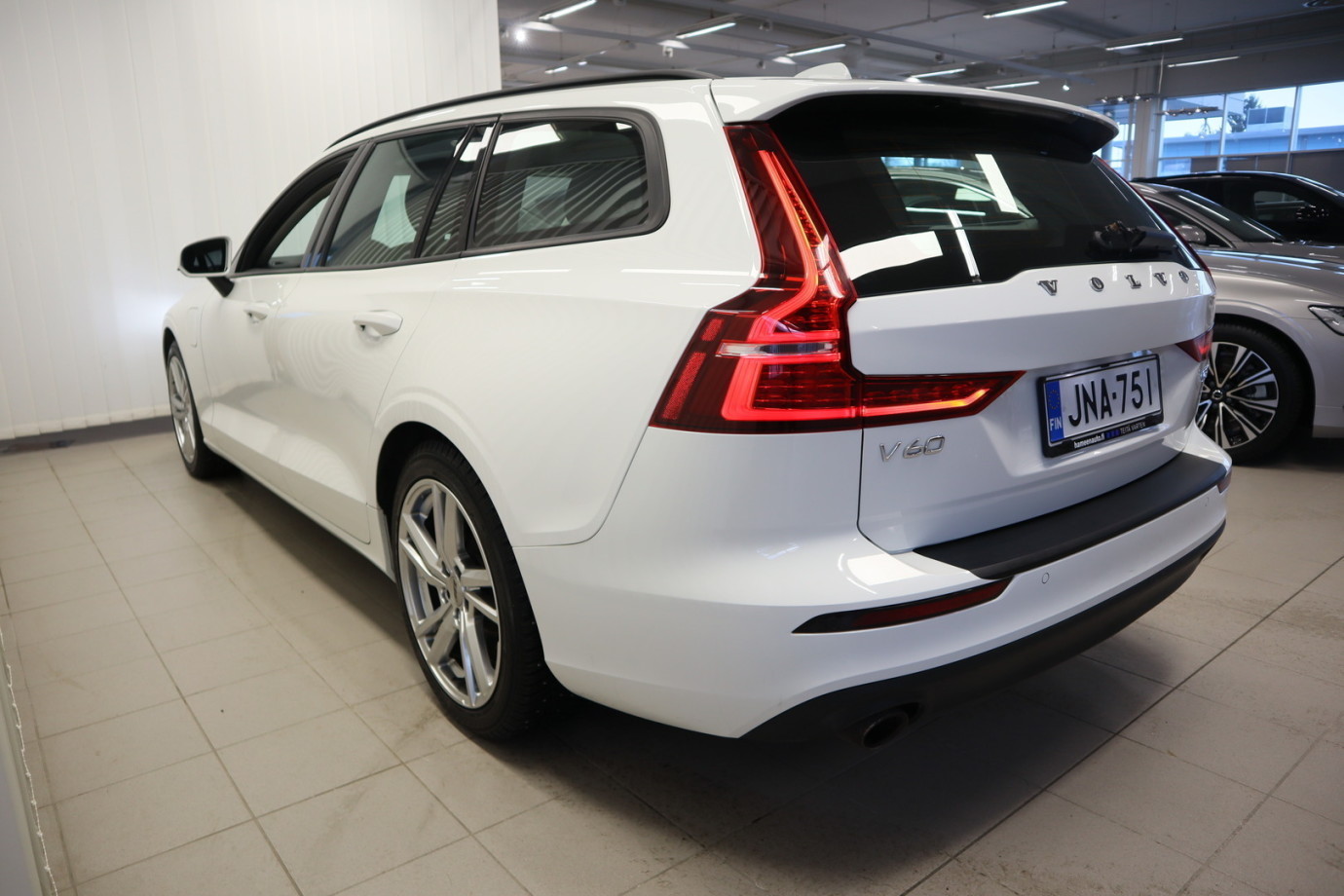 Esittelykuva VOLVO V60 kevythybridiautosta.