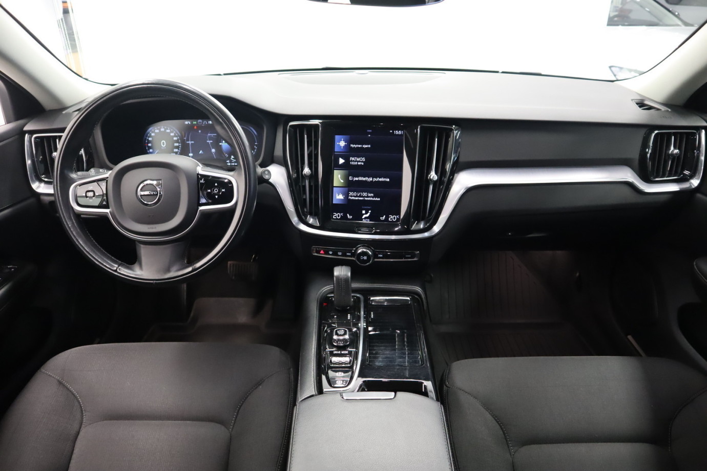Esittelykuva VOLVO V60 kevythybridiautosta.