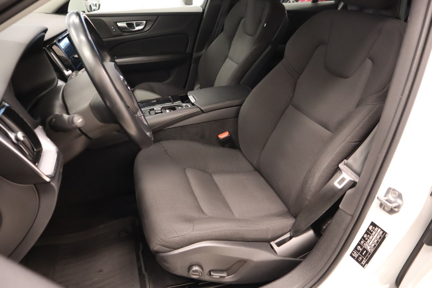 Esittelykuva VOLVO V60 kevythybridiautosta.
