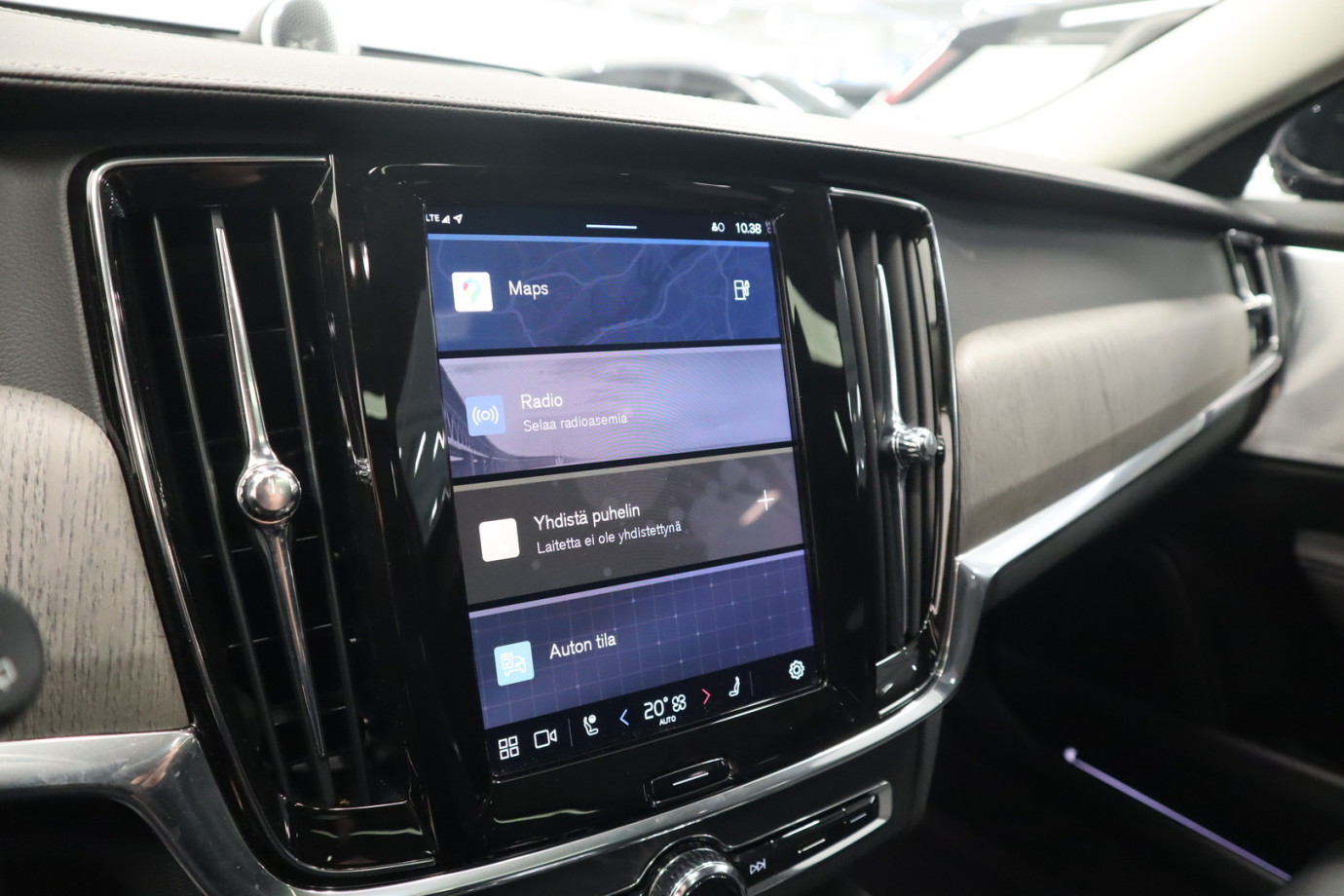 Esittelykuva VOLVO V90 lataushybridiautosta.