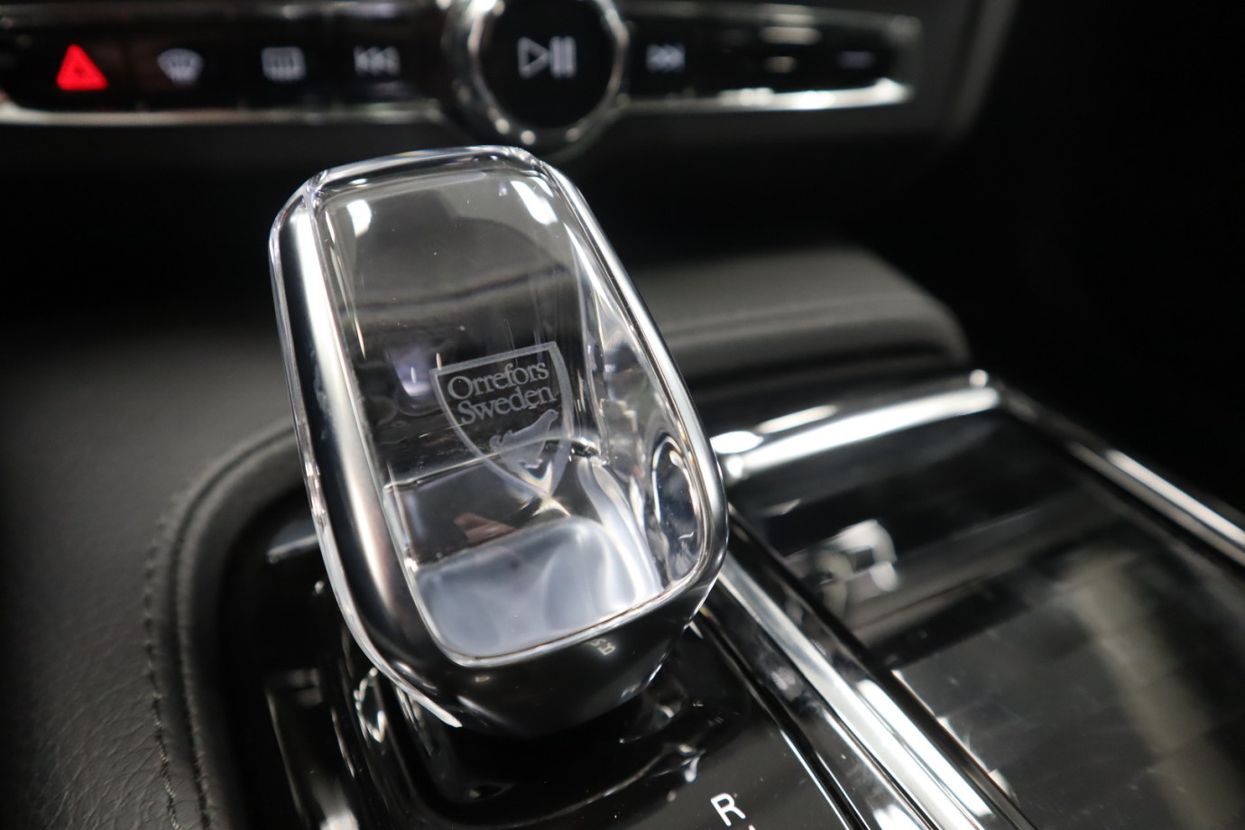 Esittelykuva VOLVO V90 lataushybridiautosta.