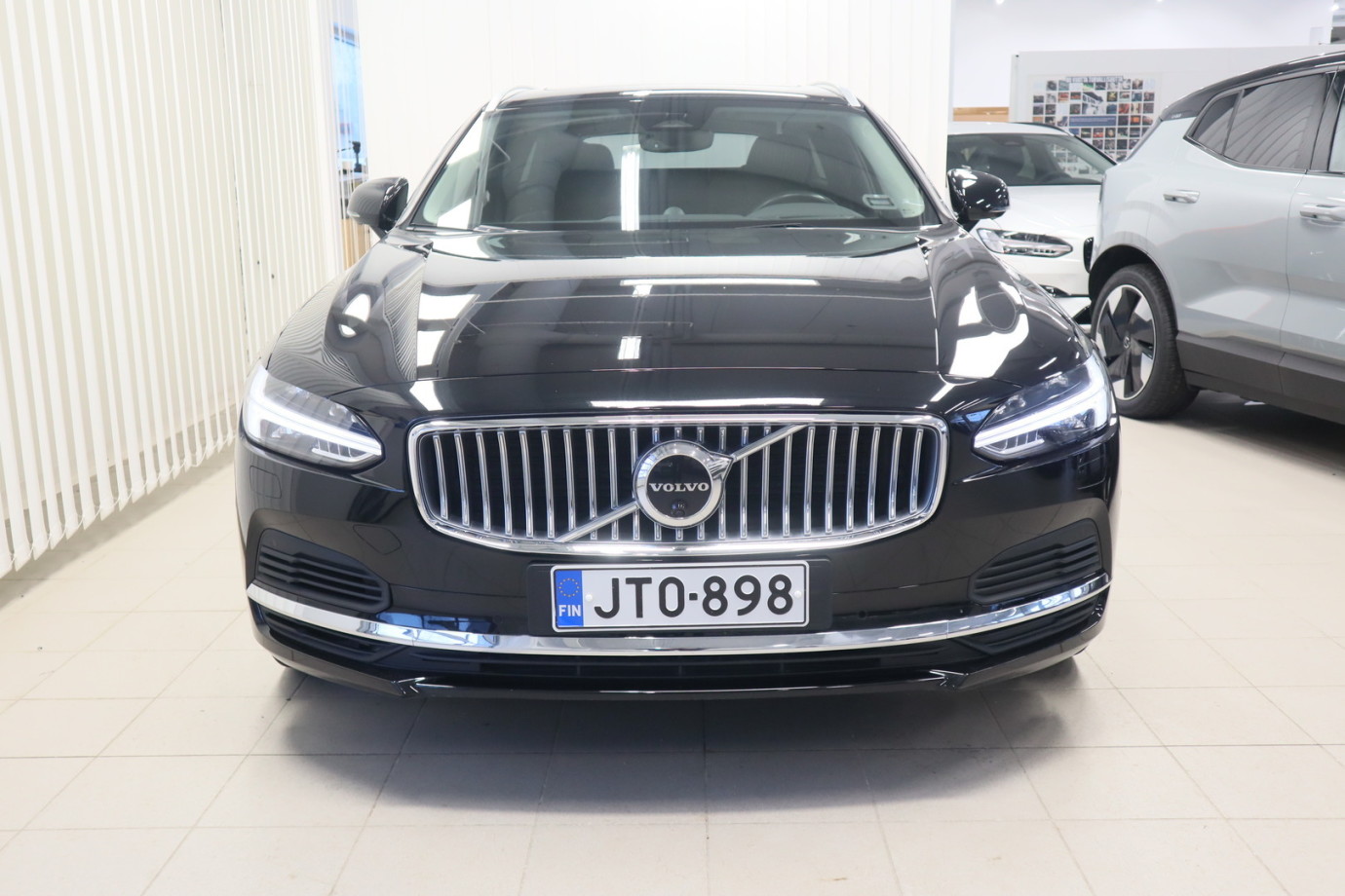 Esittelykuva VOLVO V90 lataushybridiautosta.