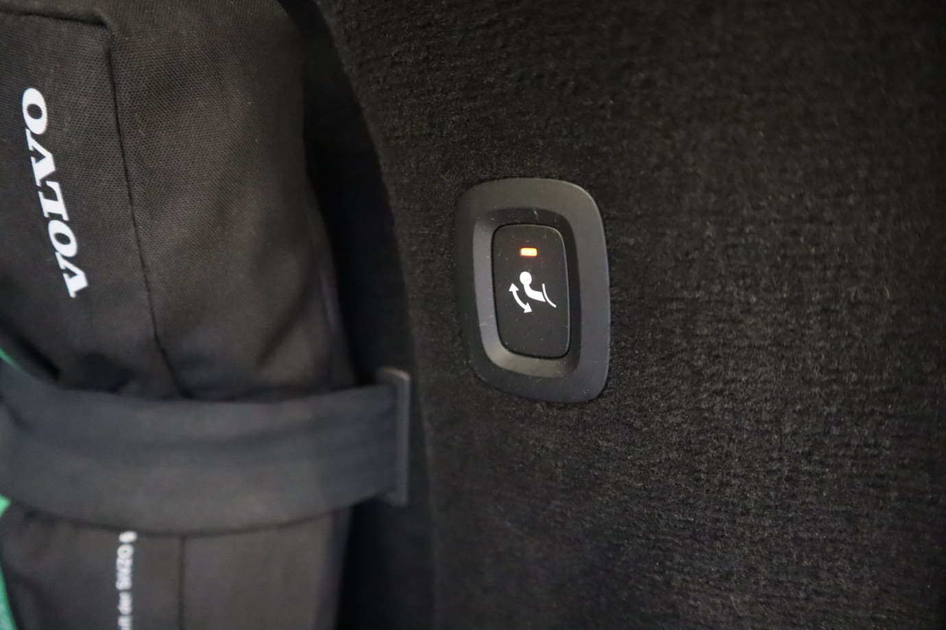 Esittelykuva VOLVO V90 lataushybridiautosta.