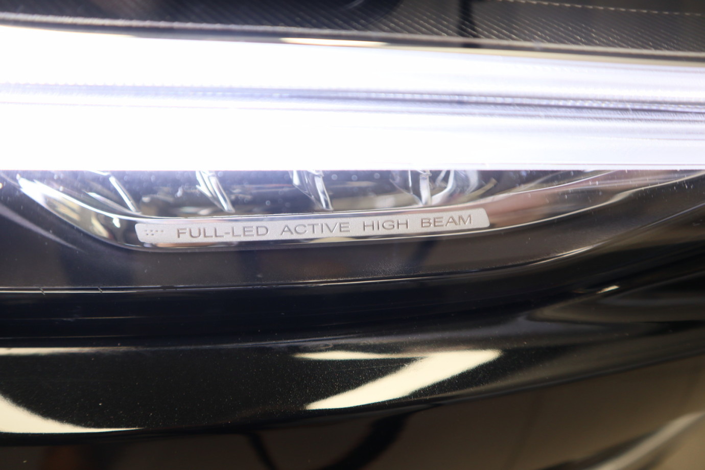 Esittelykuva VOLVO V90 lataushybridiautosta.