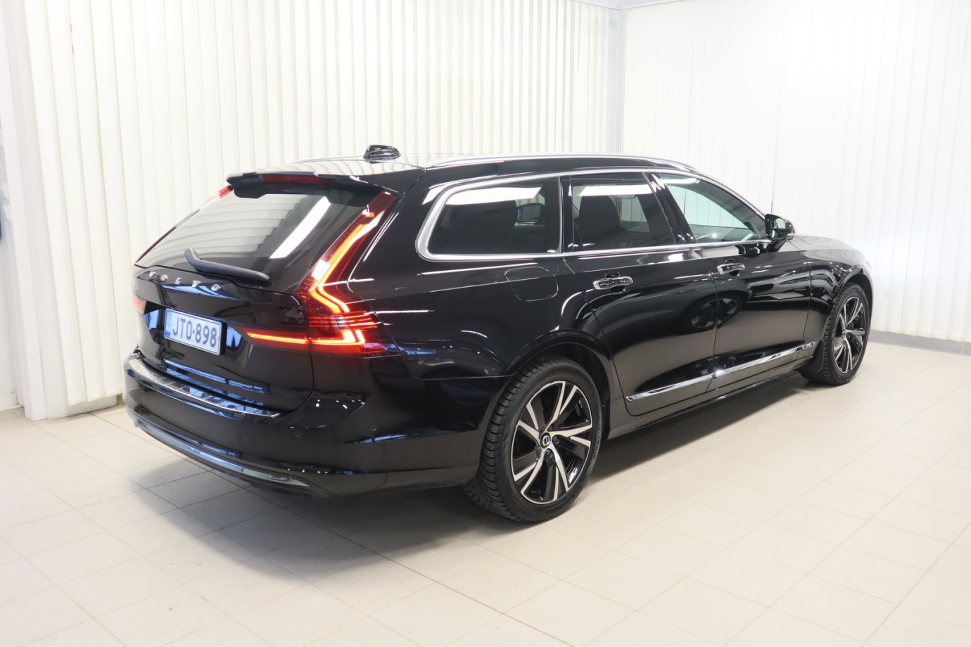 Esittelykuva VOLVO V90 lataushybridiautosta.