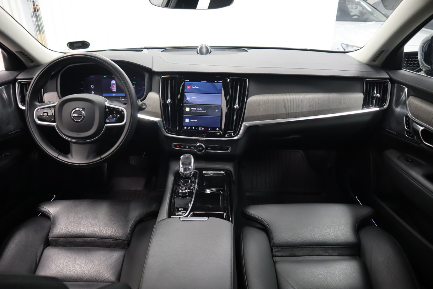 Esittelykuva VOLVO V90 lataushybridiautosta.