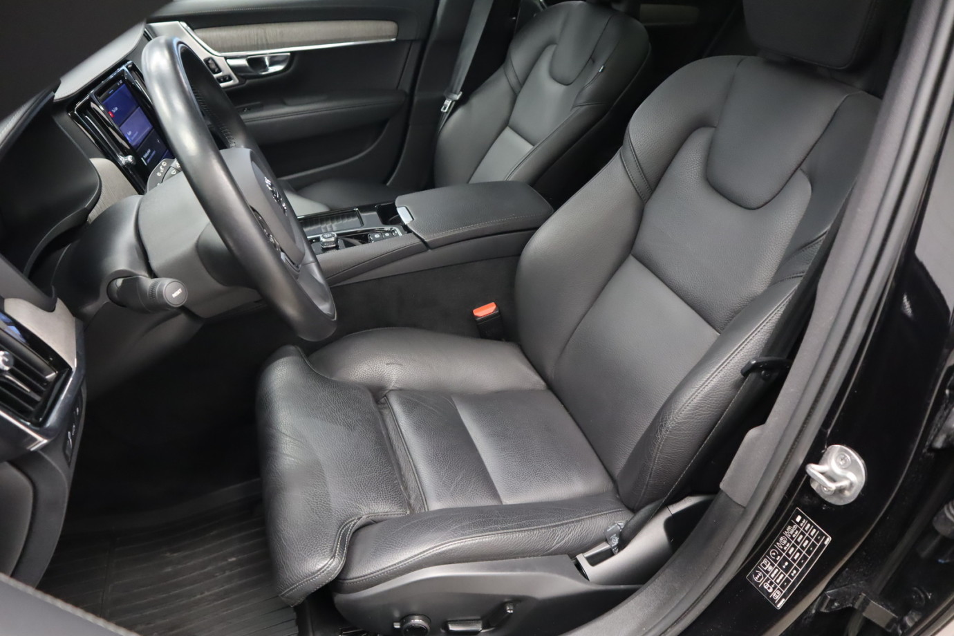 Esittelykuva VOLVO V90 lataushybridiautosta.