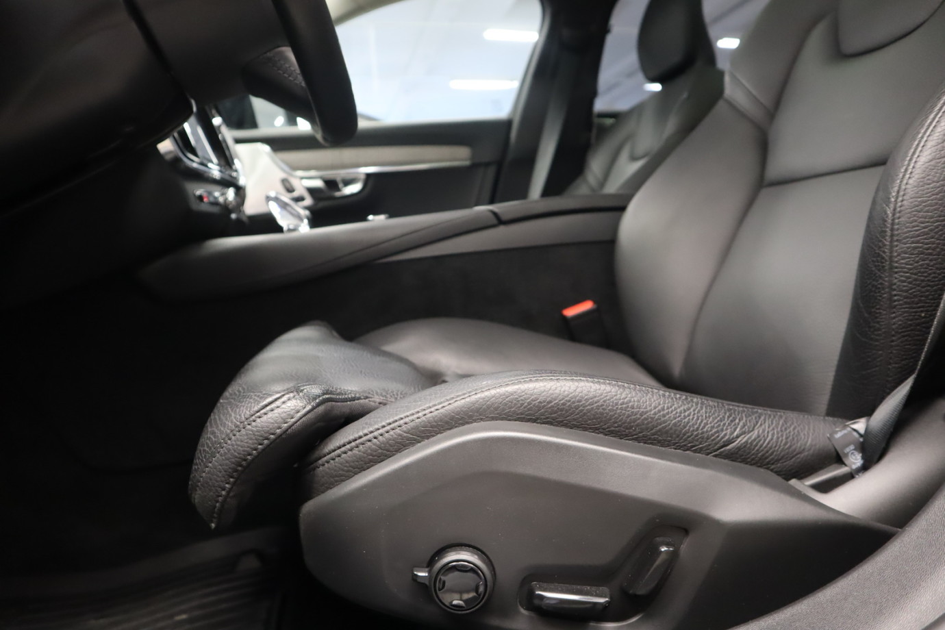 Esittelykuva VOLVO V90 lataushybridiautosta.