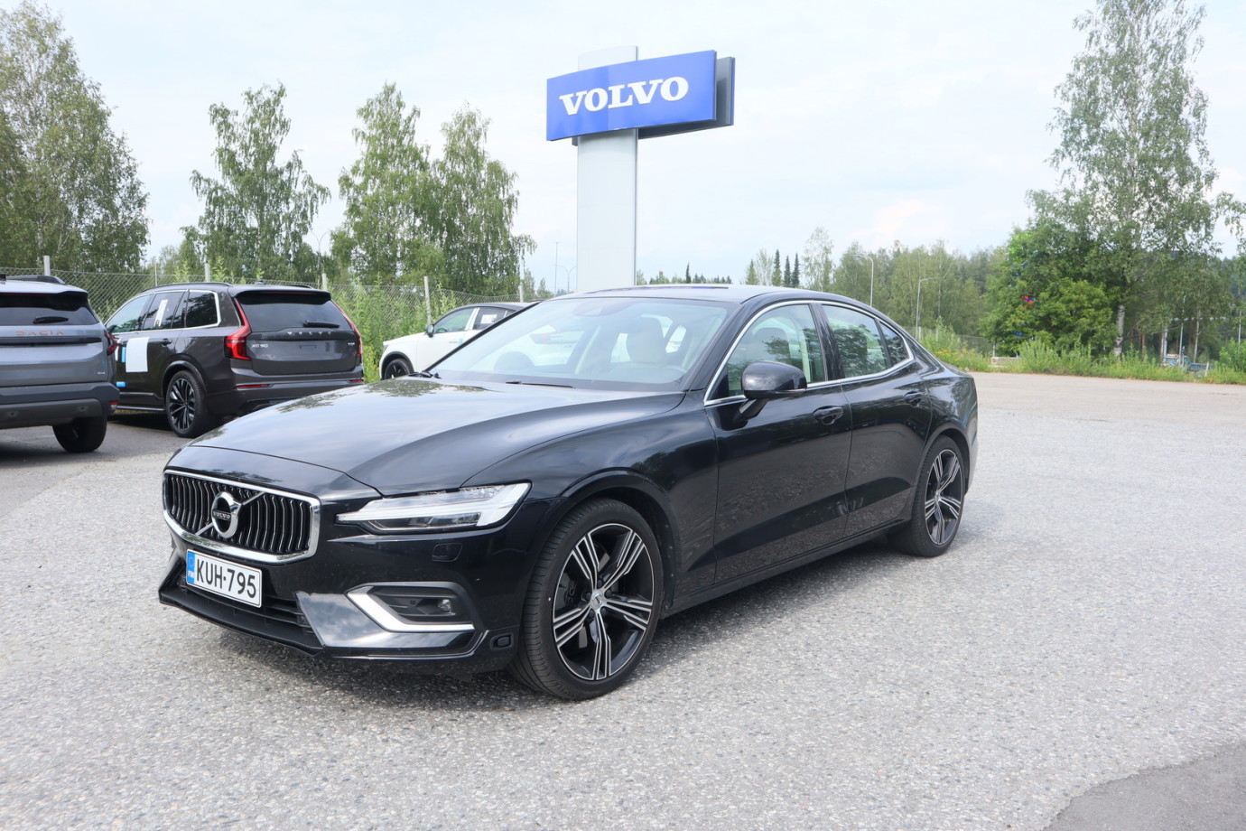 Esittelykuva VOLVO S60 bensiiniautosta.