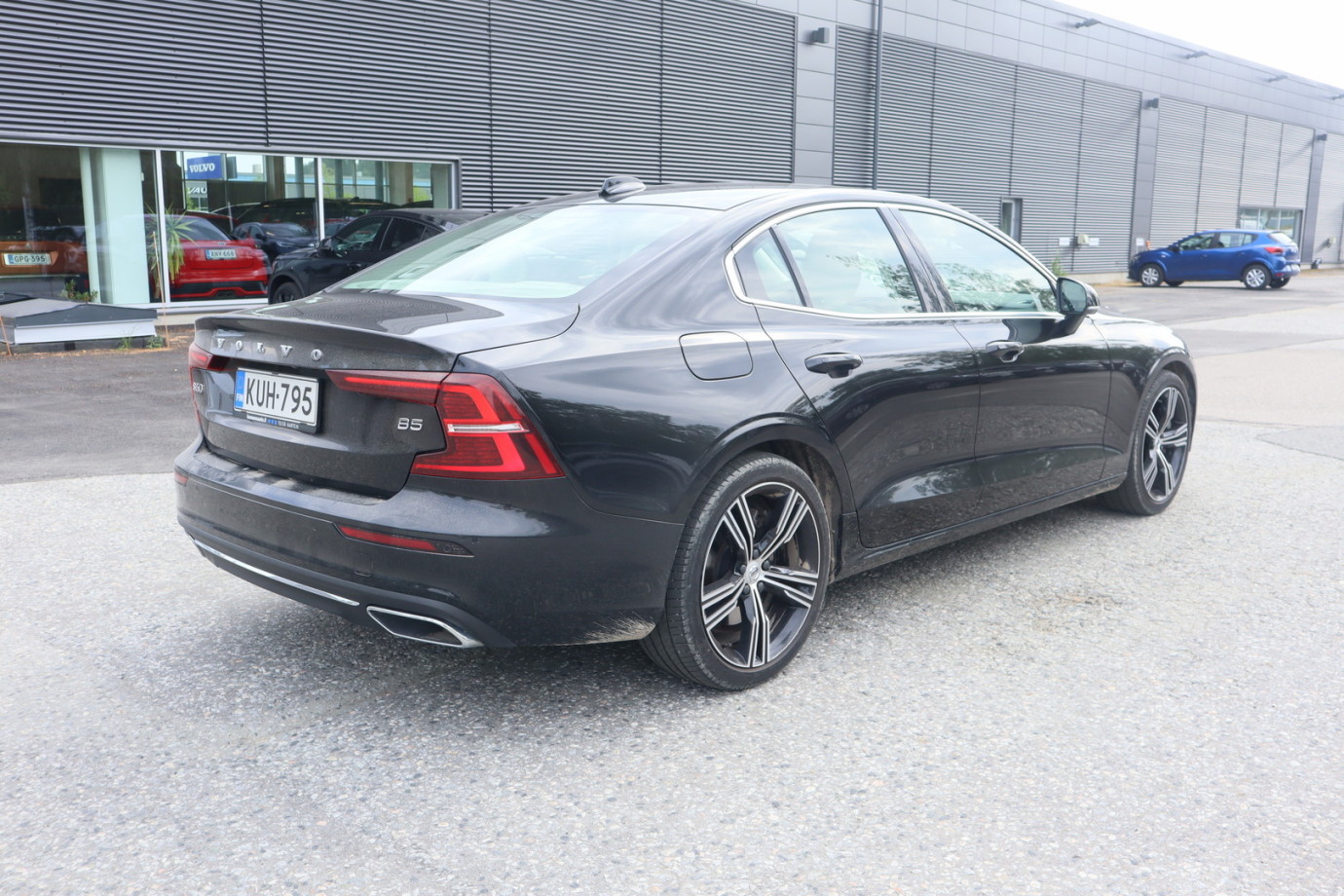 Esittelykuva VOLVO S60 bensiiniautosta.
