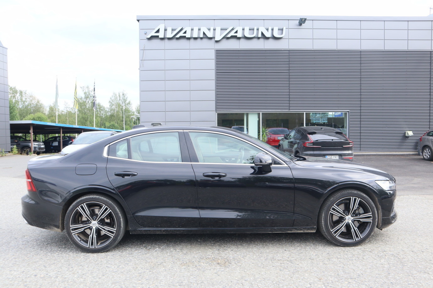 Esittelykuva VOLVO S60 bensiiniautosta.