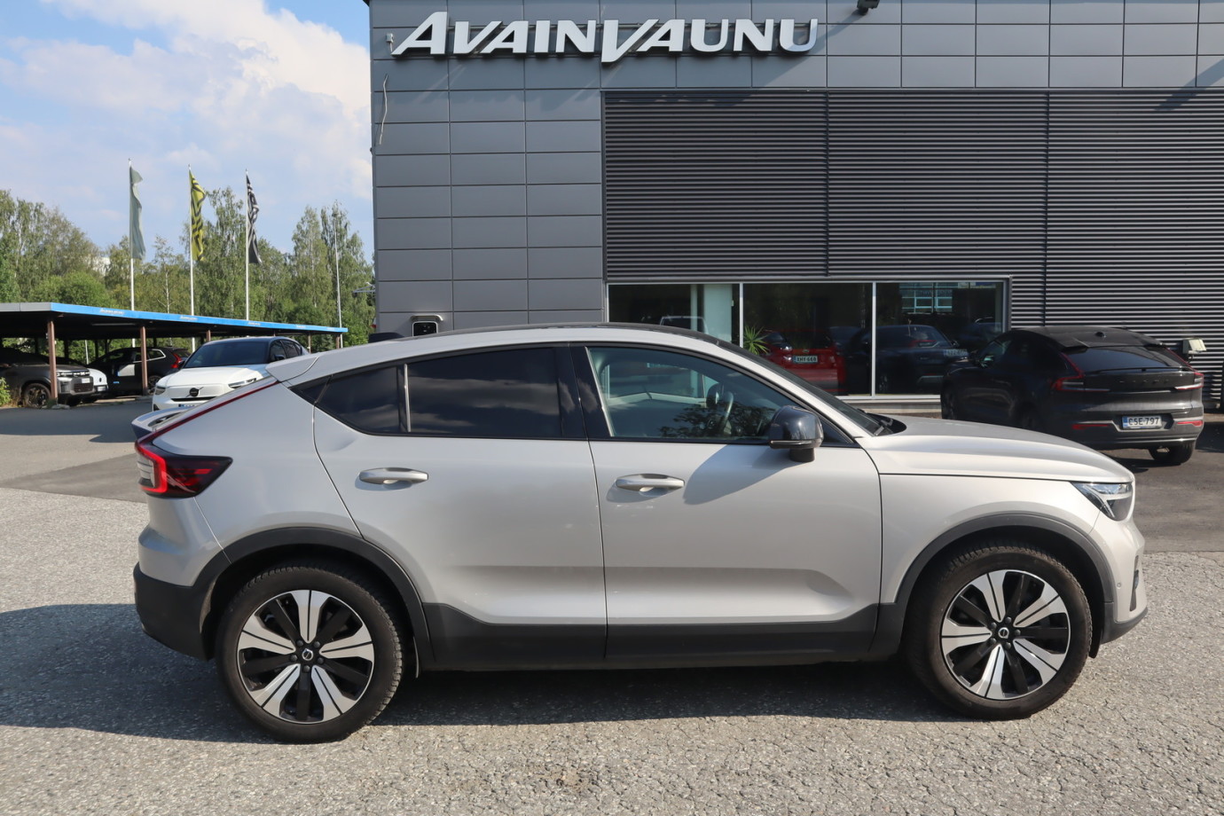 Esittelykuva VOLVO C40 täyssähköautosta.