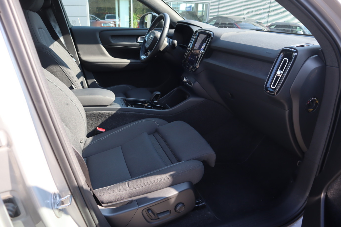 Esittelykuva VOLVO C40 täyssähköautosta.