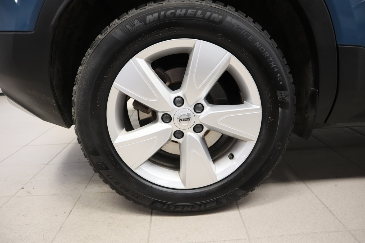 Esittelykuva VOLVO XC40 bensiiniautosta.