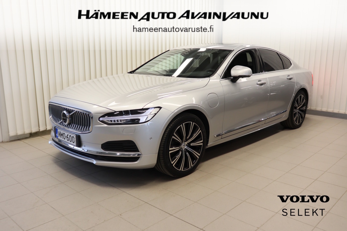 Esittelykuva VOLVO S90 lataushybridiautosta.
