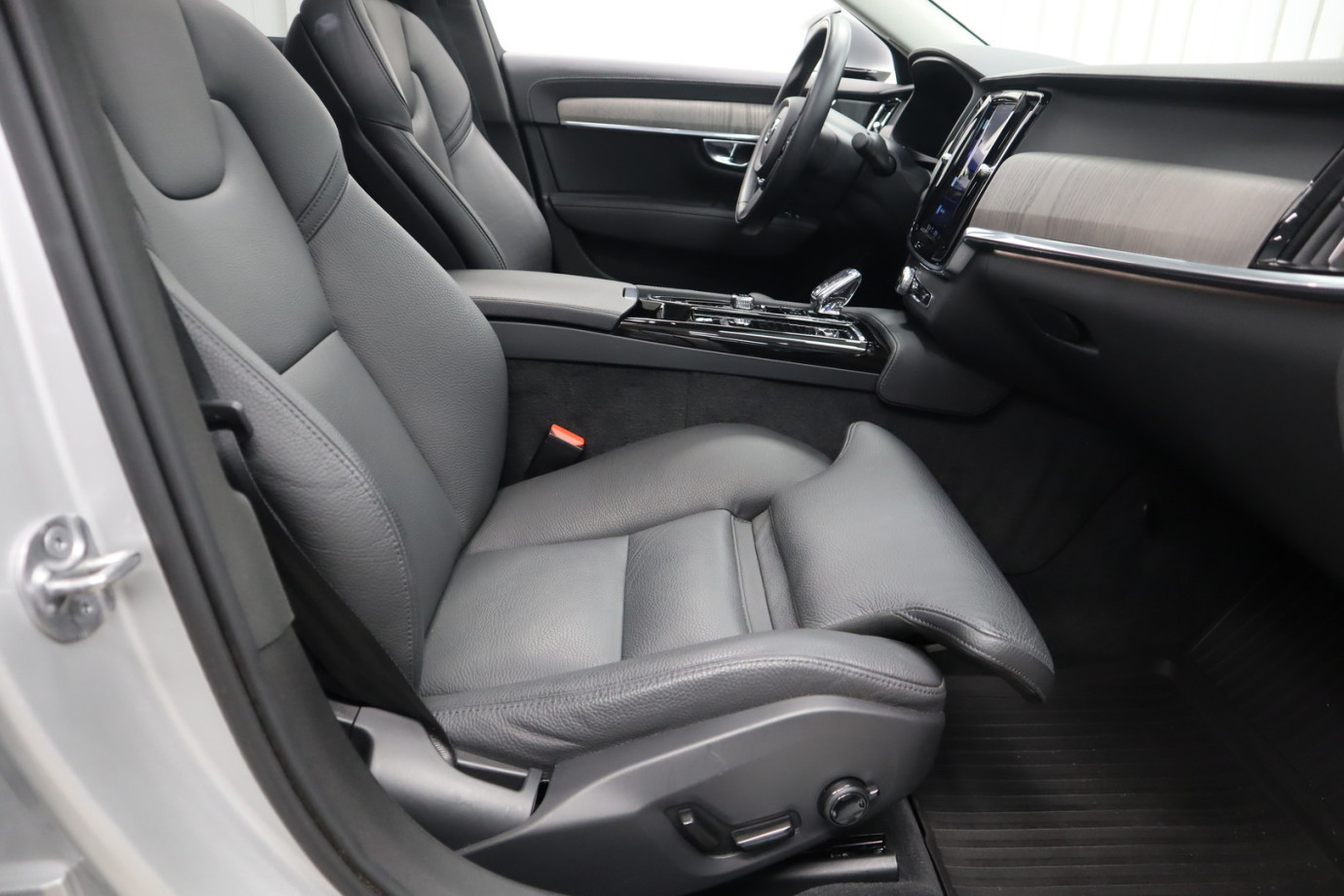 Esittelykuva VOLVO S90 lataushybridiautosta.