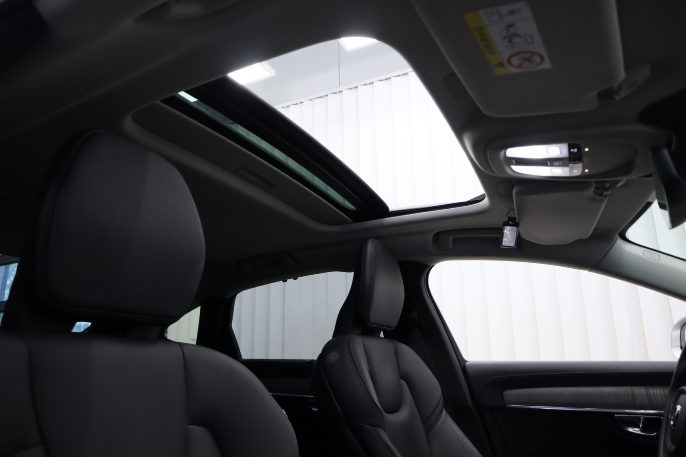Esittelykuva VOLVO S90 lataushybridiautosta.