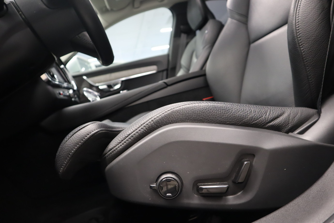 Esittelykuva VOLVO S90 lataushybridiautosta.