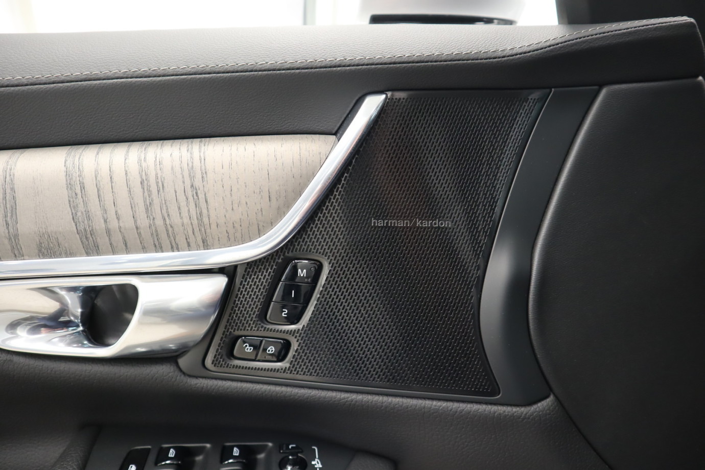 Esittelykuva VOLVO S90 lataushybridiautosta.