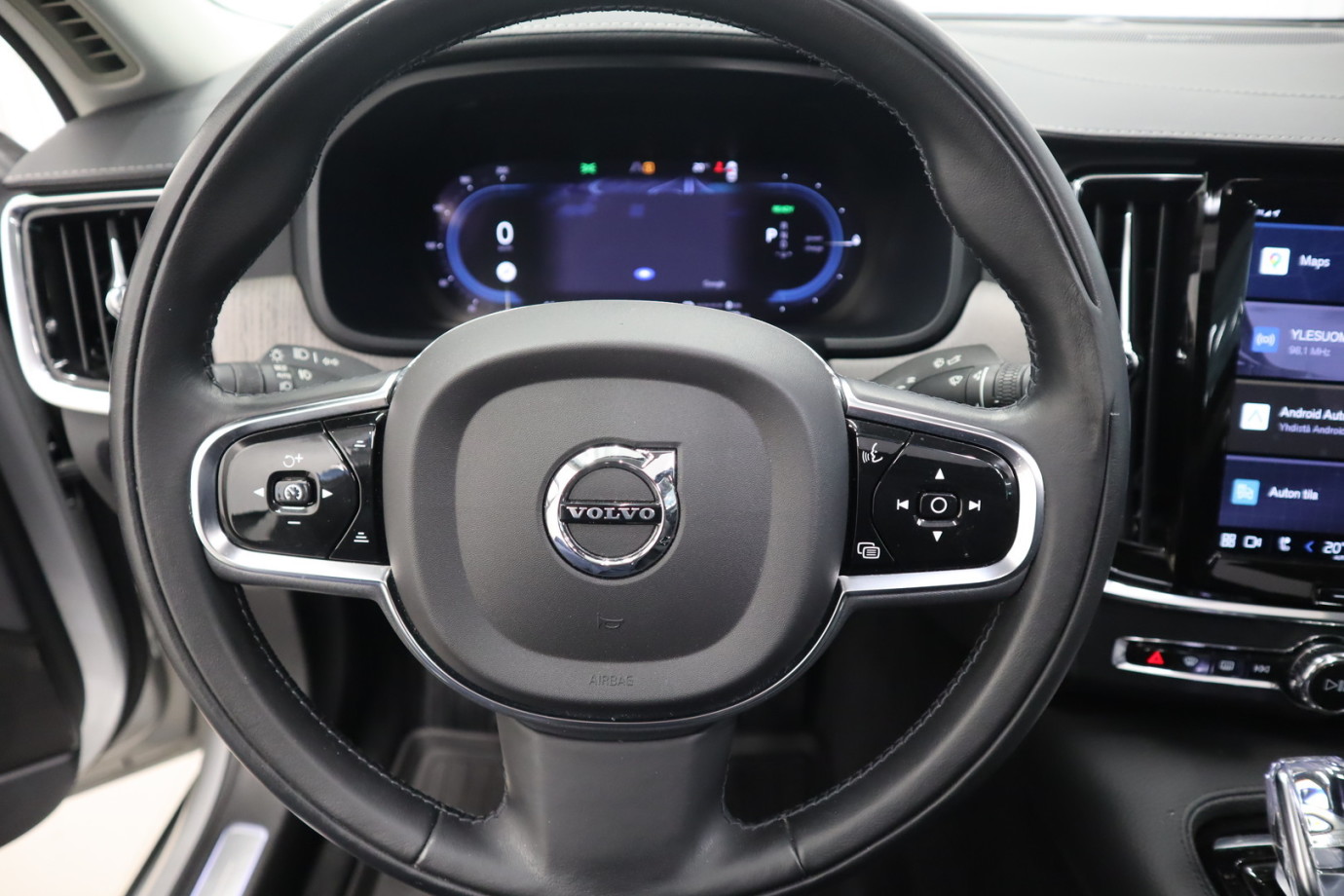 Esittelykuva VOLVO S90 lataushybridiautosta.