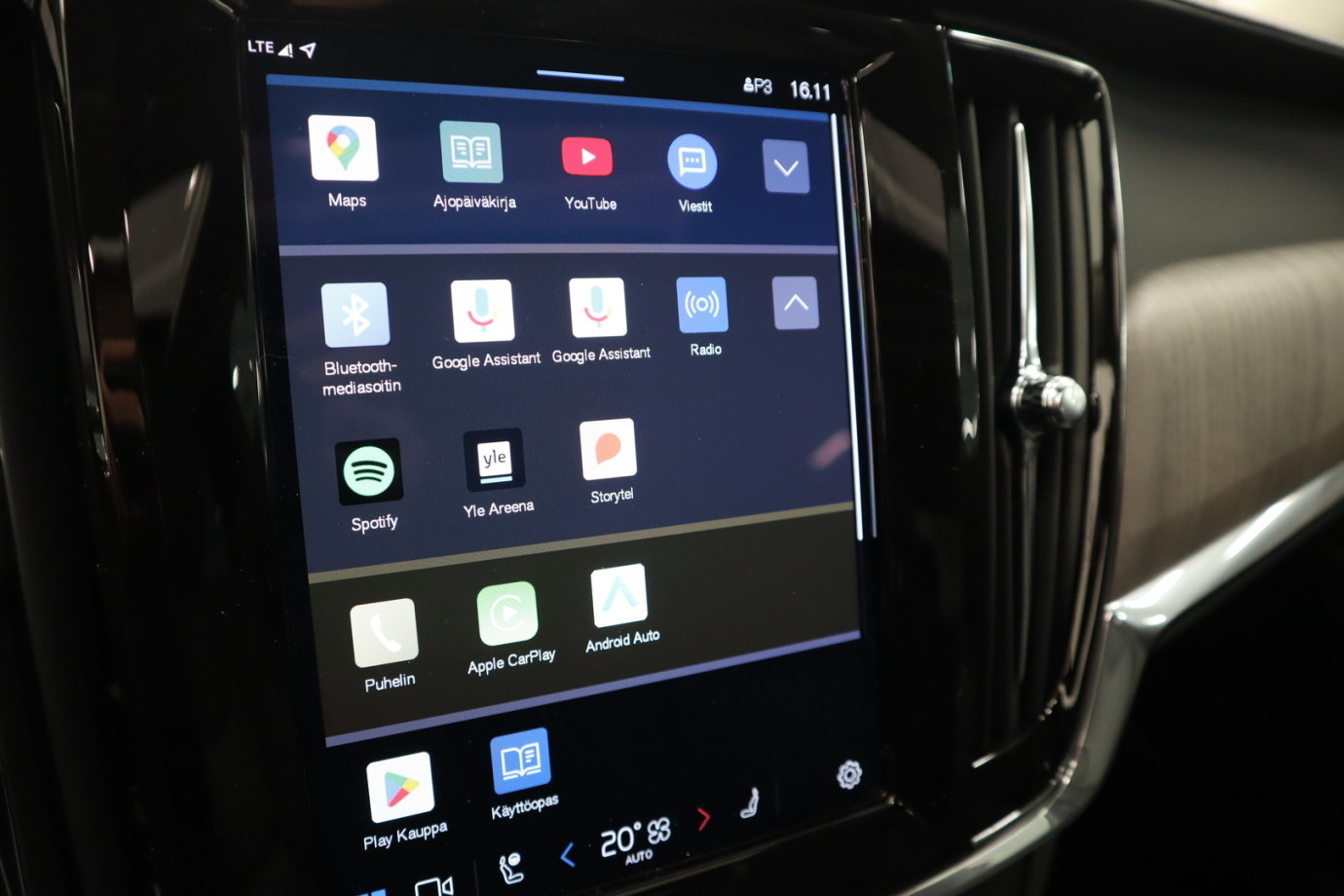 Esittelykuva VOLVO S90 lataushybridiautosta.