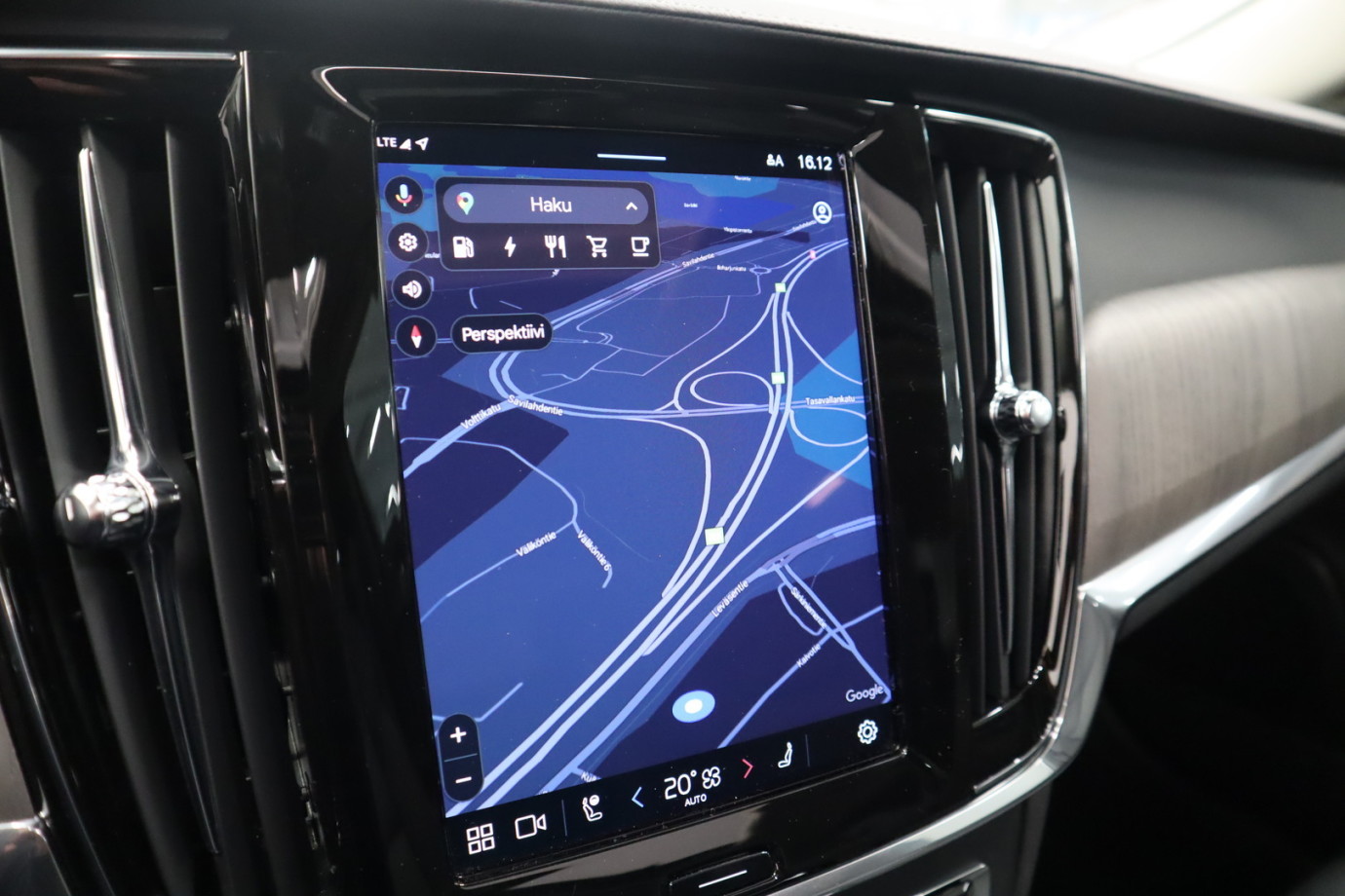 Esittelykuva VOLVO S90 lataushybridiautosta.