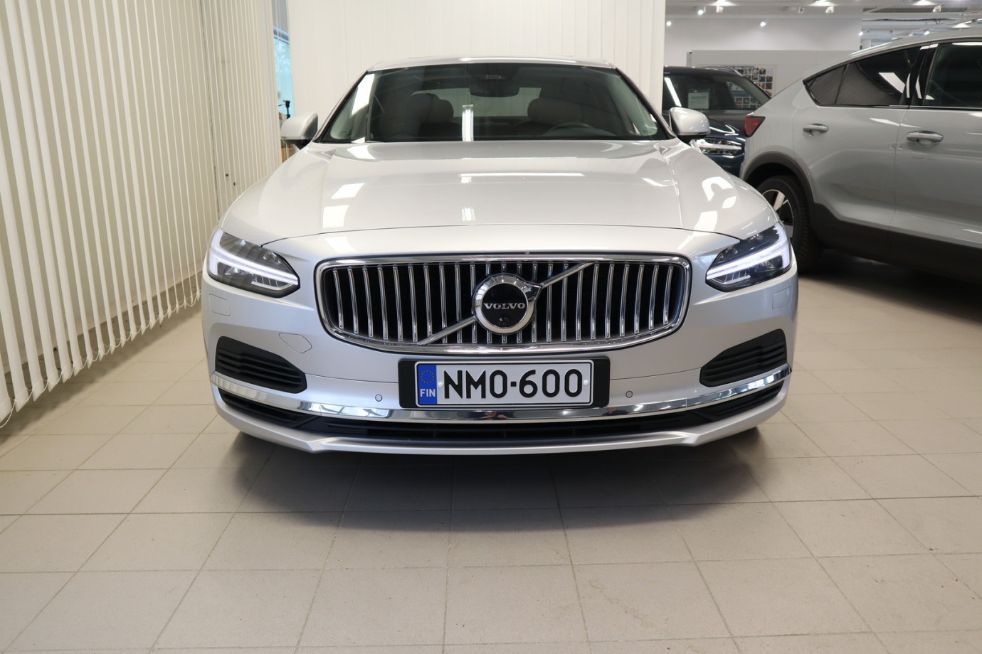 Esittelykuva VOLVO S90 lataushybridiautosta.