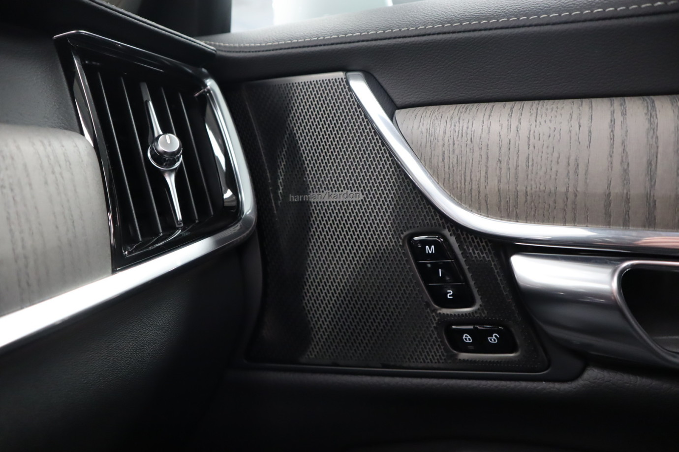 Esittelykuva VOLVO S90 lataushybridiautosta.