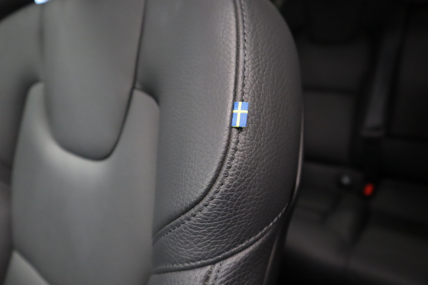 Esittelykuva VOLVO S90 lataushybridiautosta.