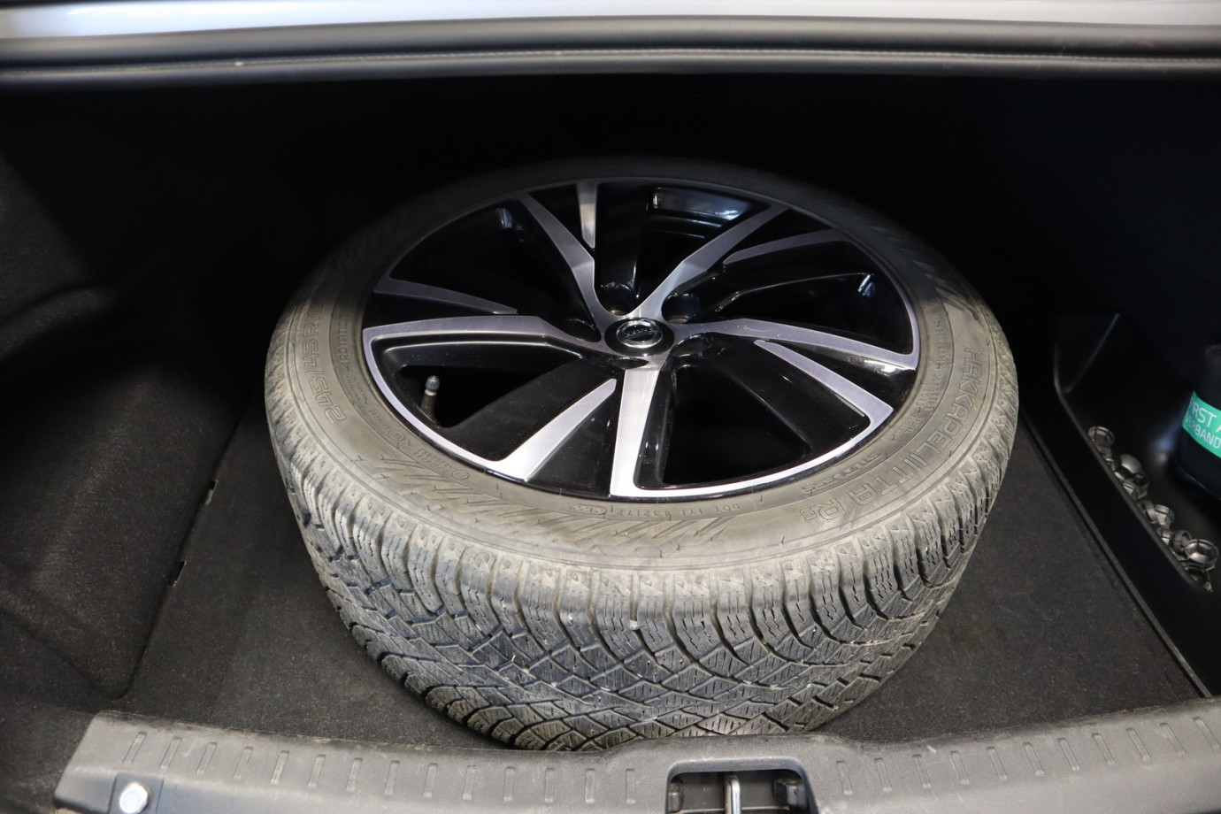 Esittelykuva VOLVO S90 lataushybridiautosta.