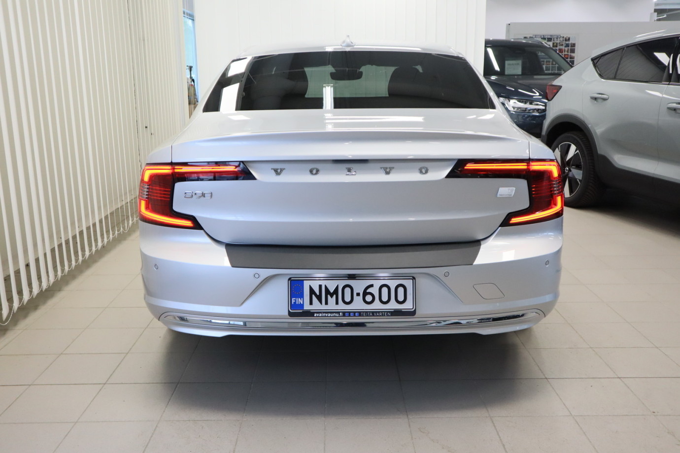 Esittelykuva VOLVO S90 lataushybridiautosta.