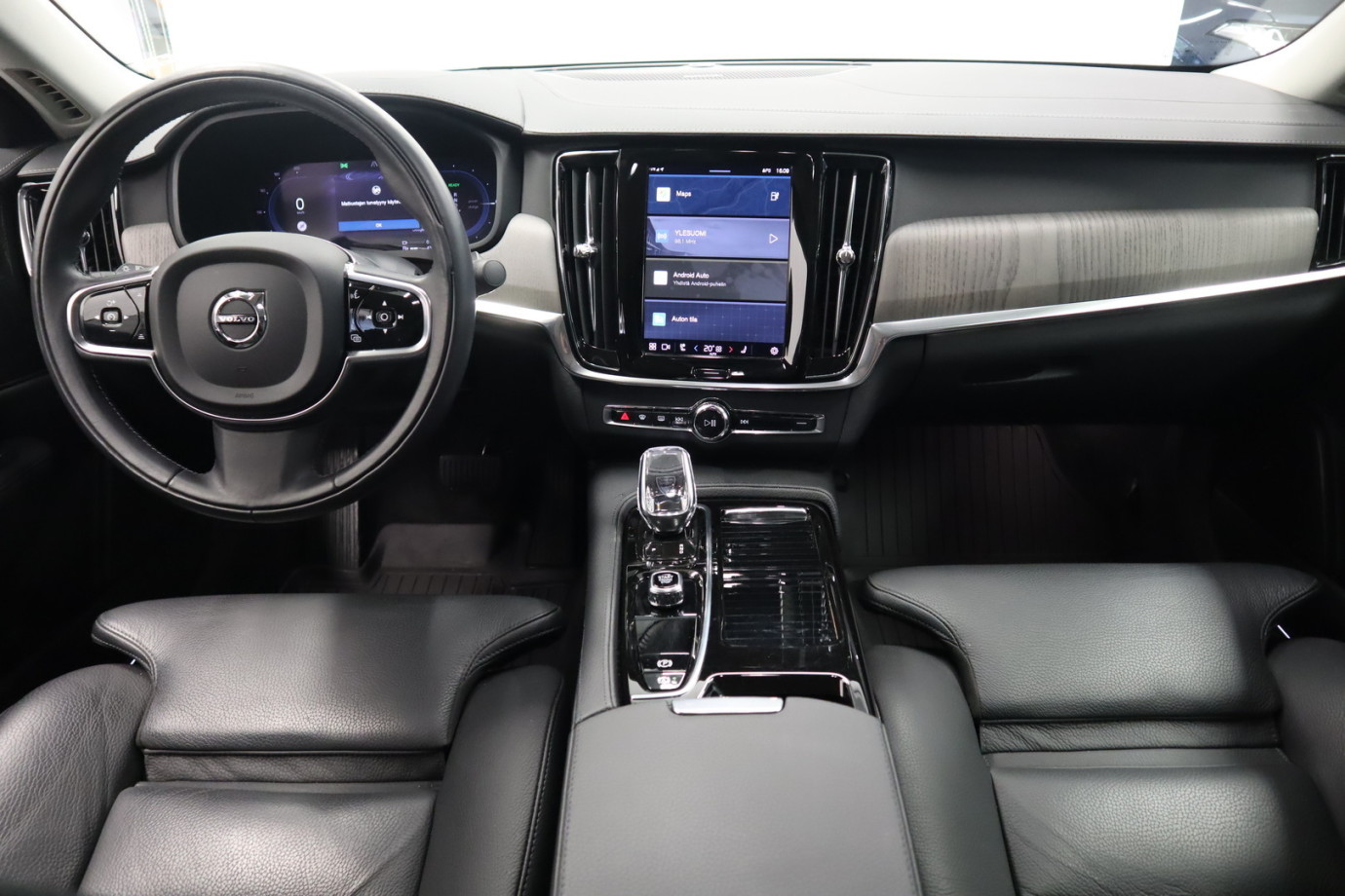 Esittelykuva VOLVO S90 lataushybridiautosta.
