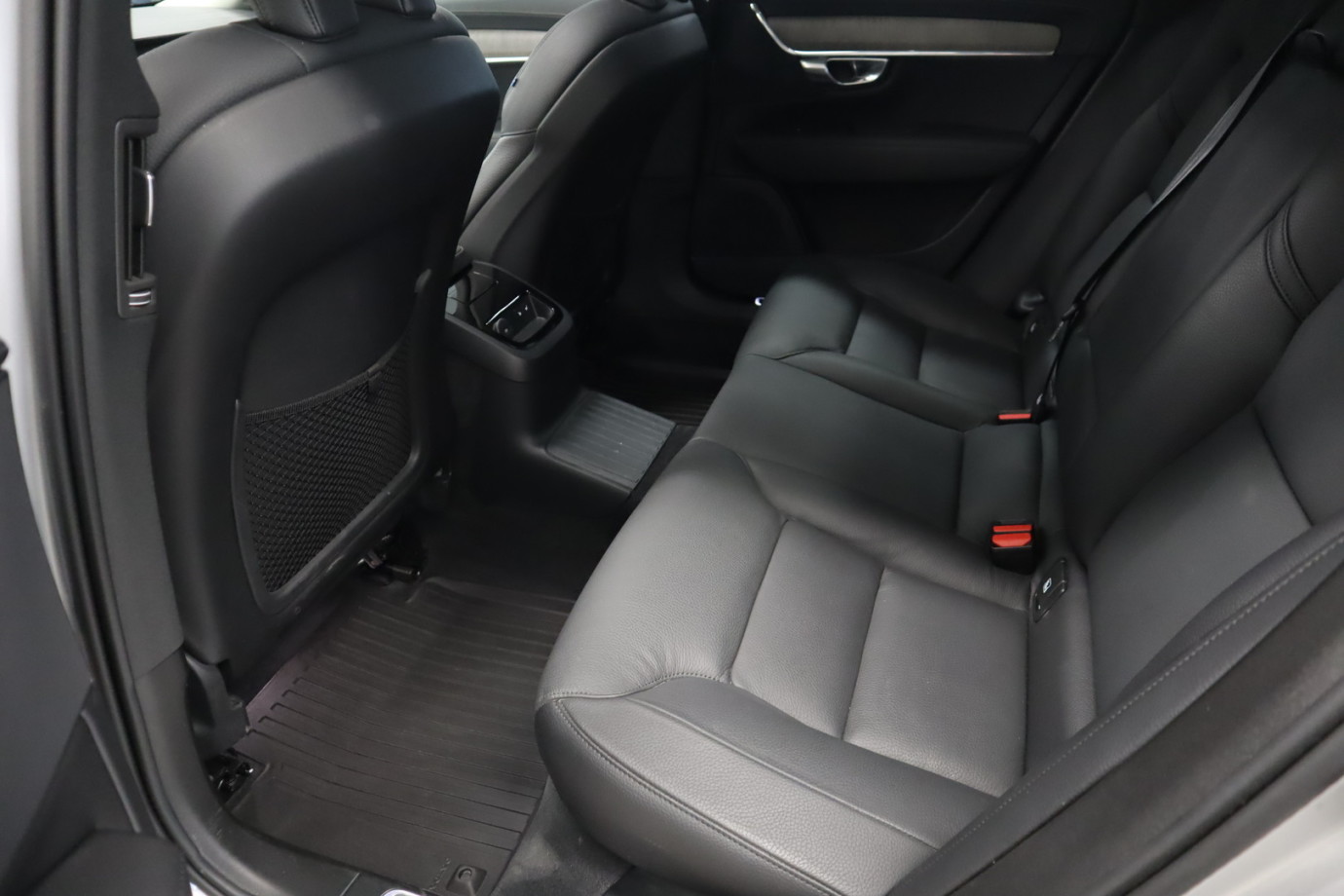 Esittelykuva VOLVO S90 lataushybridiautosta.