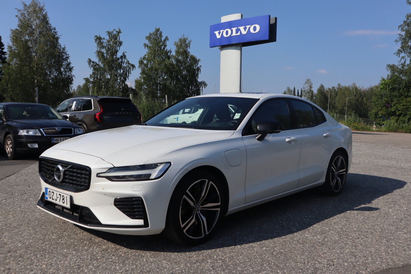 Esittelykuva VOLVO S60 lataushybridiautosta.